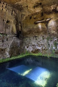 France, Dordogne (24), Brantôme, l'abbaye bénédictine Saint-Pierre de Brantôme, vestiges du premier monastère troglodytique aménagé dans les grottes au pied de la falaise, le reservoir d'eau de l'ancien moulin troglodytique