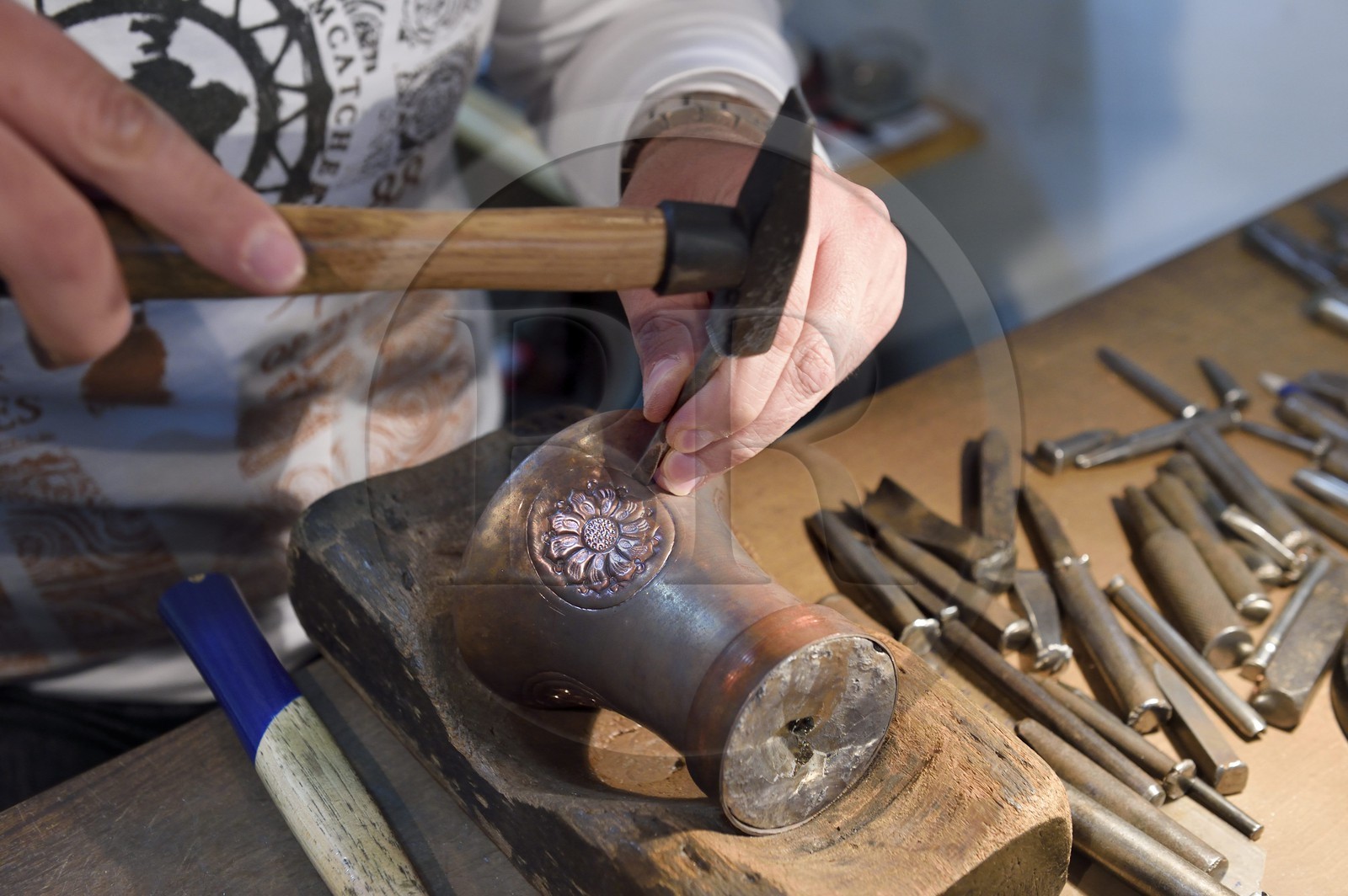 Bosnie-Herzégovine, Sarajevo, quartier de Bascarsija dans la vieille ville, Bascauseyic artisan fabricant d’objets en cuivre dans la rue Kazandziluk