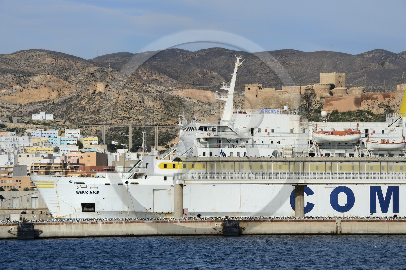Espagne, Andalousie, Almeria, ferry reliant l'Algérie dans le port et la forteresse la Alcazabaen arrière plan