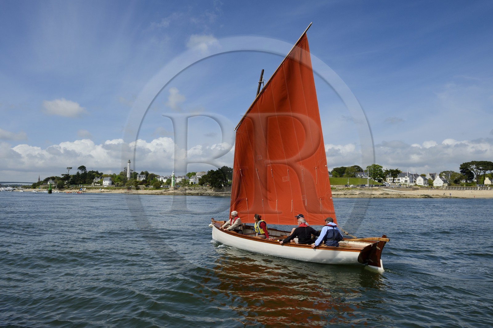 France, Finistère (29),  Bénodet, Anse du Trez, arrivée de la yole Poull Mousig dans l'estuaire de l'Odet