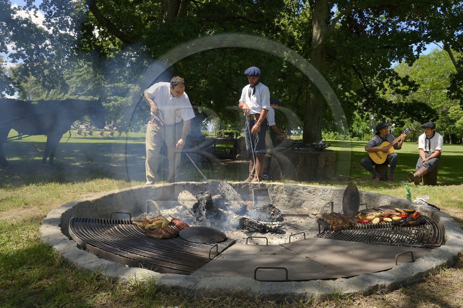 Argentine, province de Buenos Aires, San Antonio de Areco, estancia La Bamba de Areco, gauchos au campement, c'est le temps de la musique et des chants Estilos et Milongas, grillades au barbecue