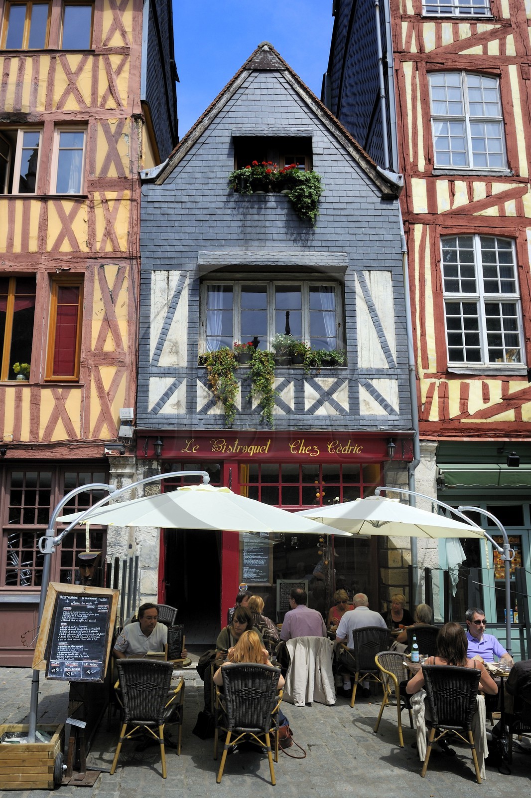 France, Seine-Maritime (76), Rouen, la rue médiévale Martainville qui longe l'église Saint-Maclou