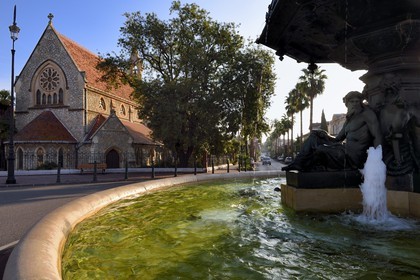 France, Var (83), Hyères, la fontaine Godillot et l'église anglicane en arrière plan