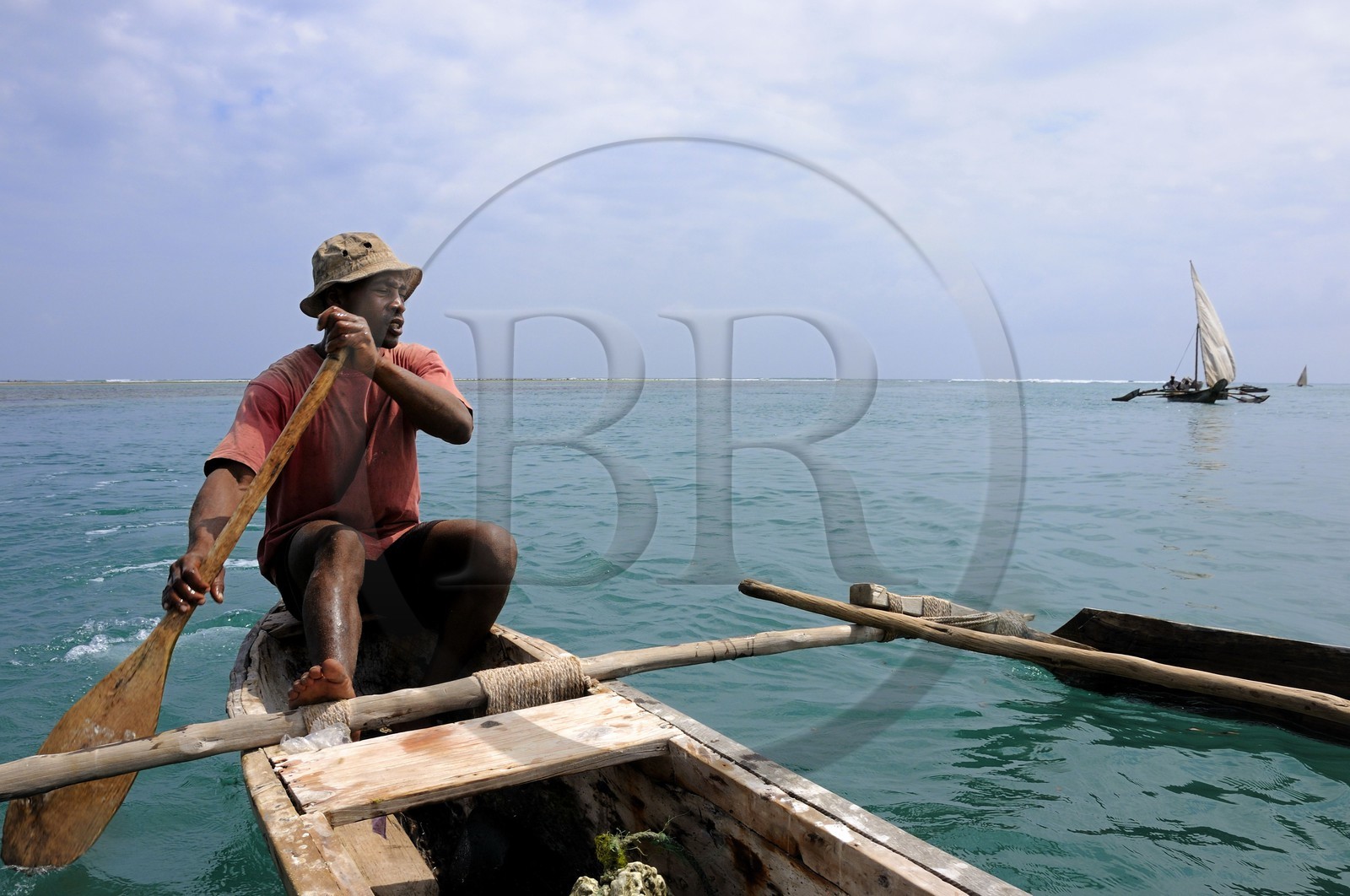 Tanzanie, archipel de Zanzibar, île de Unguja (Zanzibar), côte Sud-Est, Bwejuu, pêcheur sur un dhow (boutre traditionnel)