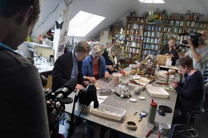 France, Yvelines (78), Montchauvet, tournage pour la télévision du Village Préféré des Français avec Stéphane Bern, Stéphane Bern avec Laurence Pilo dans les Ateliers Clairviane