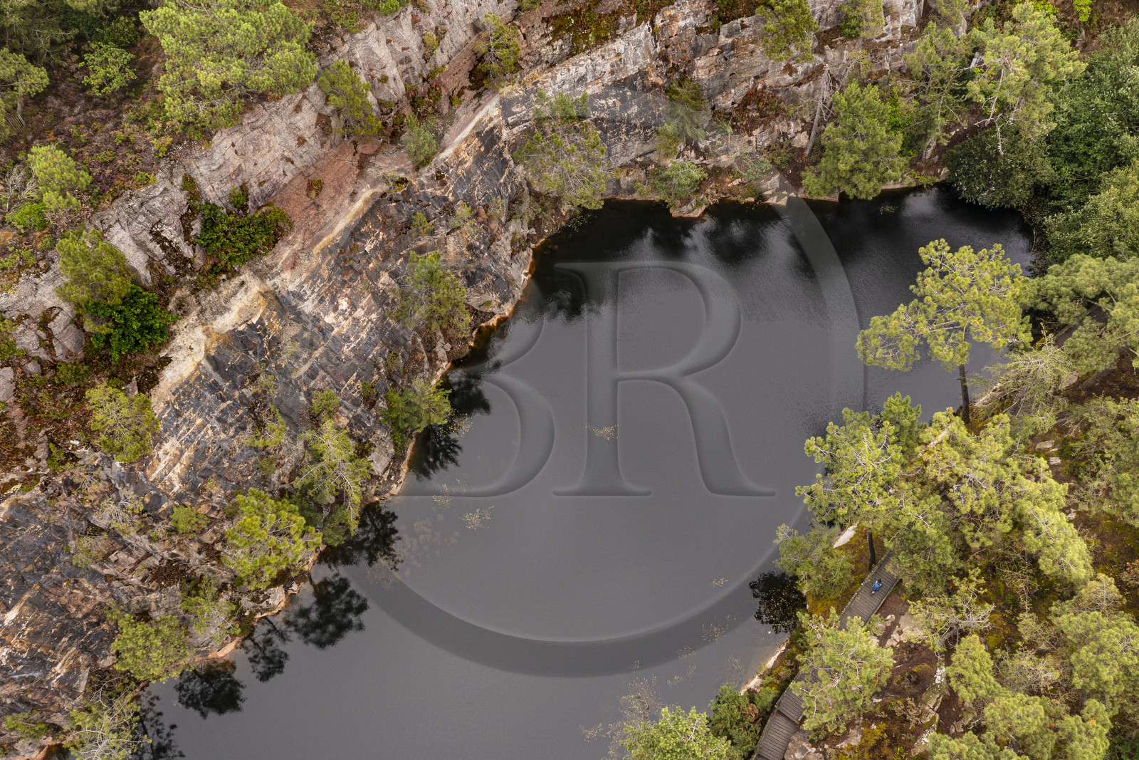 France, Côtes d'Armor (22), Erquy, les Lacs Bleus, vestiges d'anciennes carrières de grès rose, sur le chemin de Grande Randonnée GR 34 ou sentier des douaniers (vue aérienne)