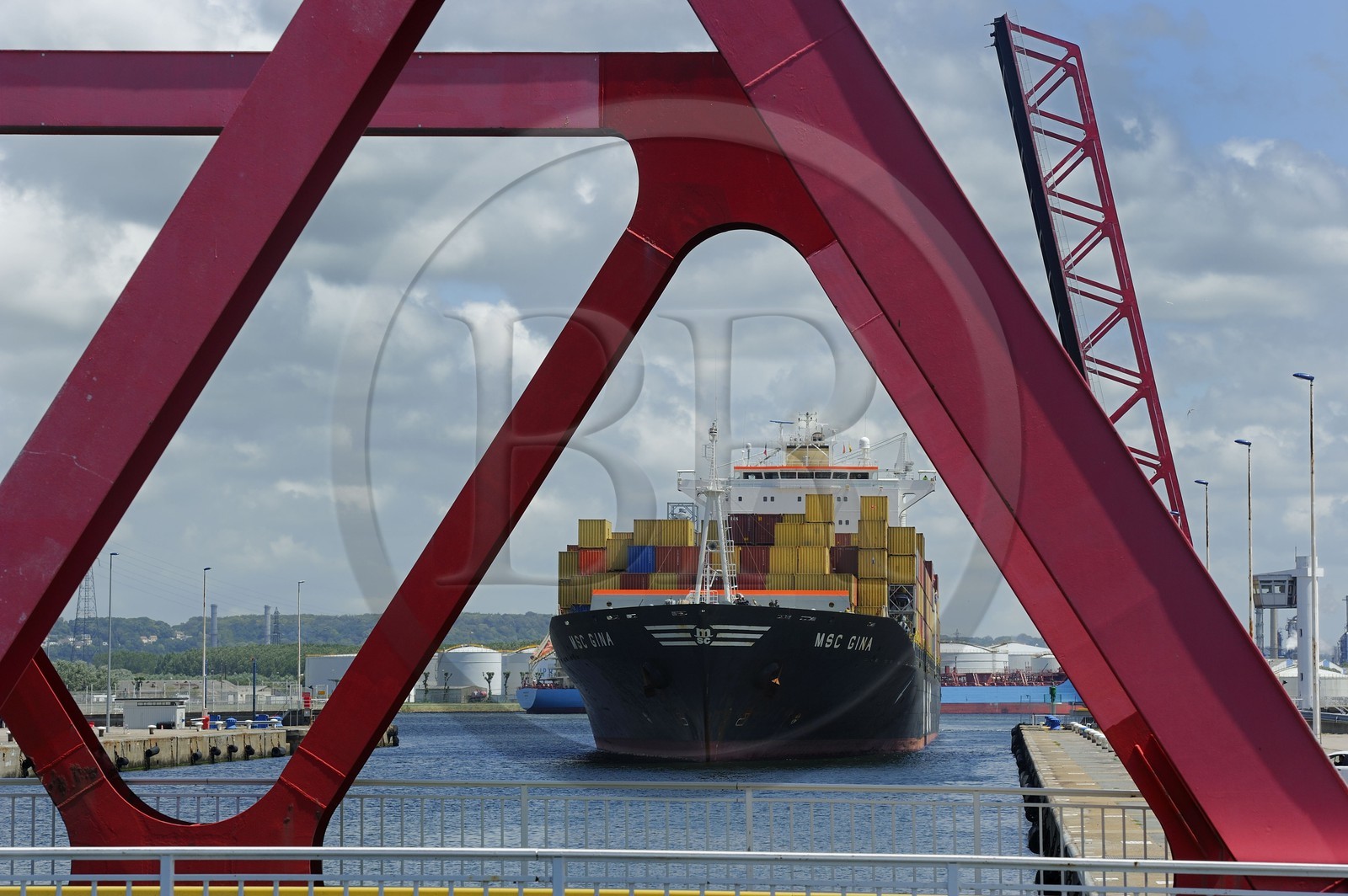France, Seine-Maritime (76), Le Havre, le port de commerce, porte-conteneurs dans l'écluse François Ier