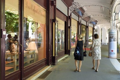 France, Allier (03), Vichy, covered shopping arcade of Fer à Cheval in the Parc des Sources