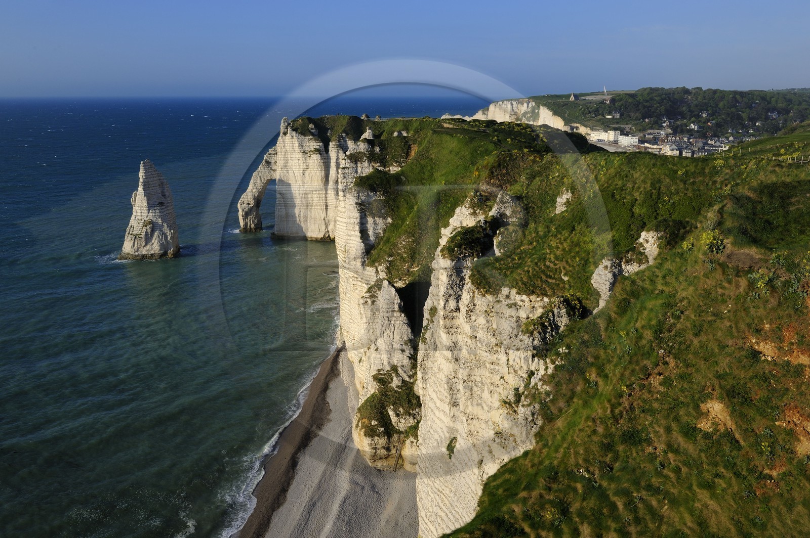 France, Seine-Maritime (76), Pays de Caux, Côte d'Albâtre, Etretat, la falaise d'Aval et l'Aiguille Creuse