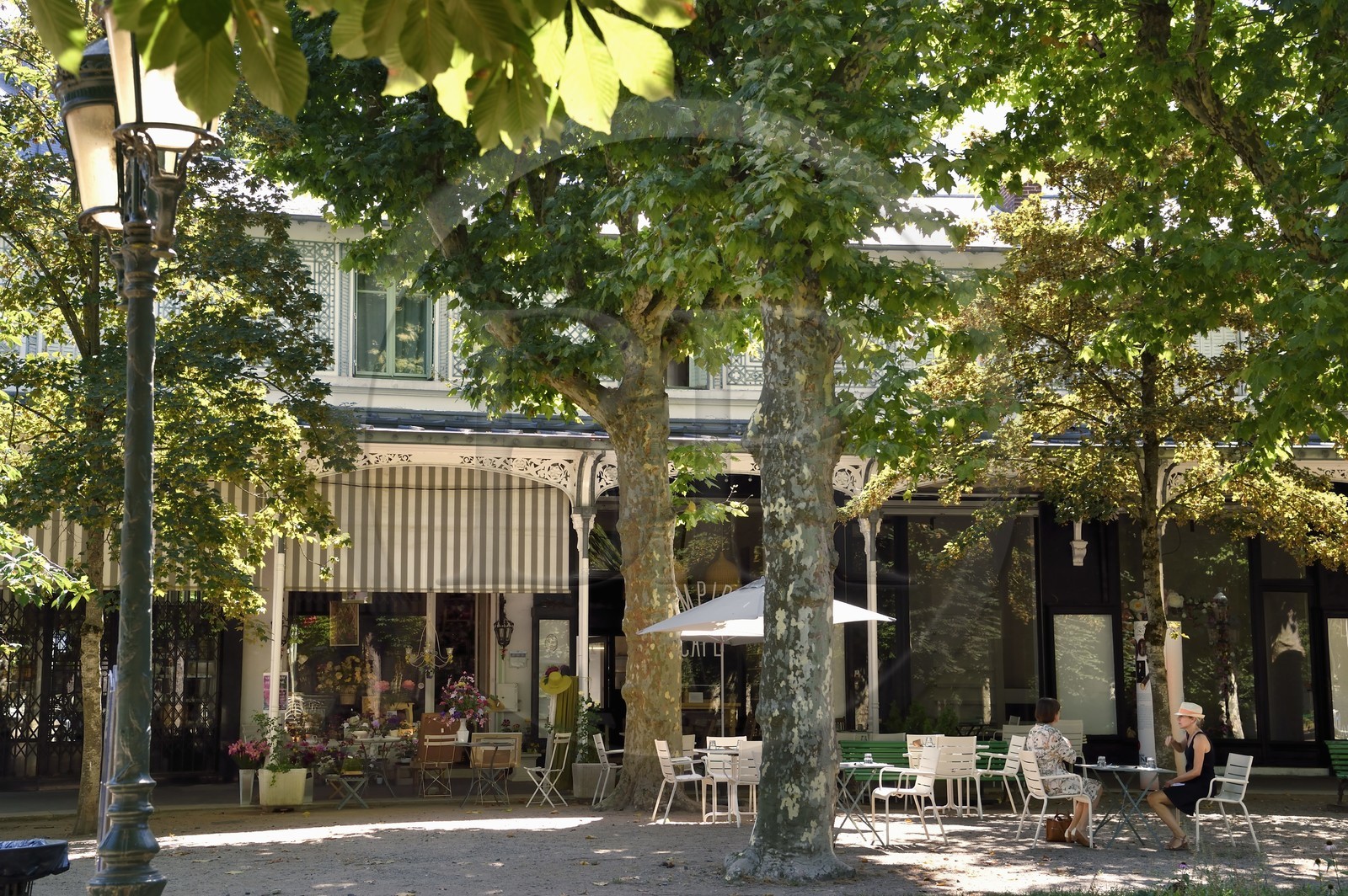 France, Allier (03), Vichy, galerie commercante couverte du Fer à Cheval dans le parc des Sources
