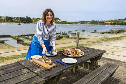 France, Finistère (29), Pays des Abers,  Lannilis, viviers et parc à huitres Prat-Ar-Coum, entreprise ostréicole de la famille d’Yvon Madec sur l'Aber Benoit, Caroline Madec propose un plateau de fruits de mer