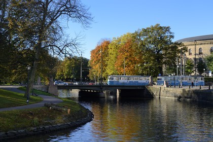 Suède, Västra Götaland, Göteborg (Gothenburg), entrée du parc Nya Allén, tramway sur un pont