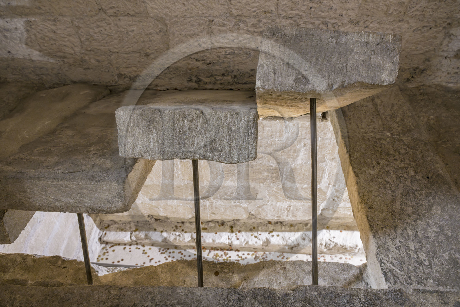 France, Vaucluse (84), Avignon, Palais des Papes classé Patrimoine mondial de l'UNESCO, la tour des Anges ou tour du pape, salle du trésor bas, caveau de cache de trésor pratiqué dans le sol et refermé par des dalles en pierre