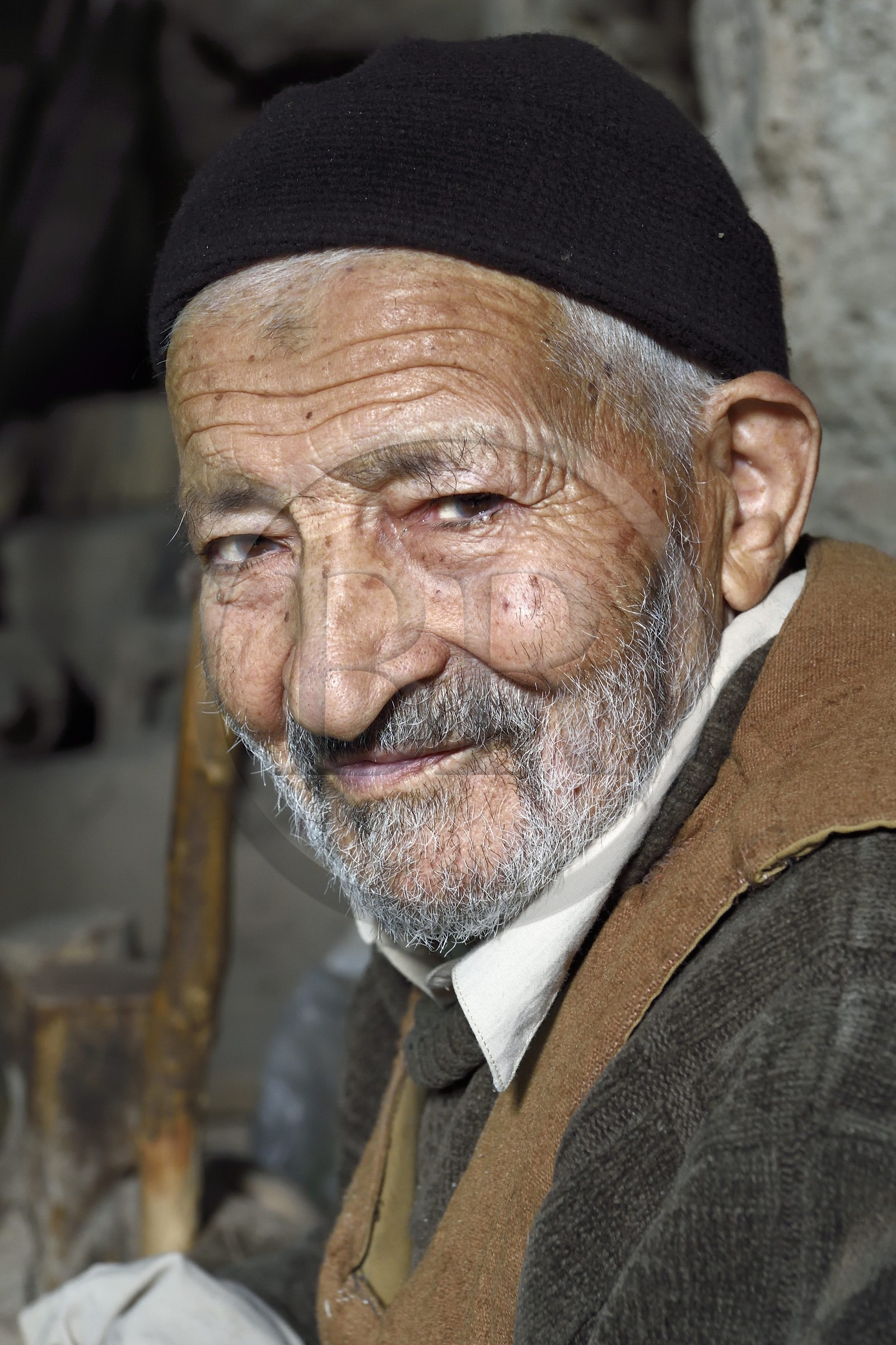 Iran, Province d'Ispahan, désert du Dasht-e Kavir, ville de Nain ou Na'in, Sayed Ali Mostapha, tisseur de laine de chameau de 85 ans dans son atelier souterrain à Mohammadiyeh