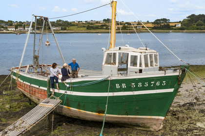 France, Finistère (29), Pays des Abers, port de Saint-Pabu sur l'Aber Benoit, chantier de construction navale Bégoc spécialisé dans la restauration de bateau en bois, dragueur en bois des années 60 specialement conçu pour la famille Madec pour l'ostréiculture (vue aérienne)
