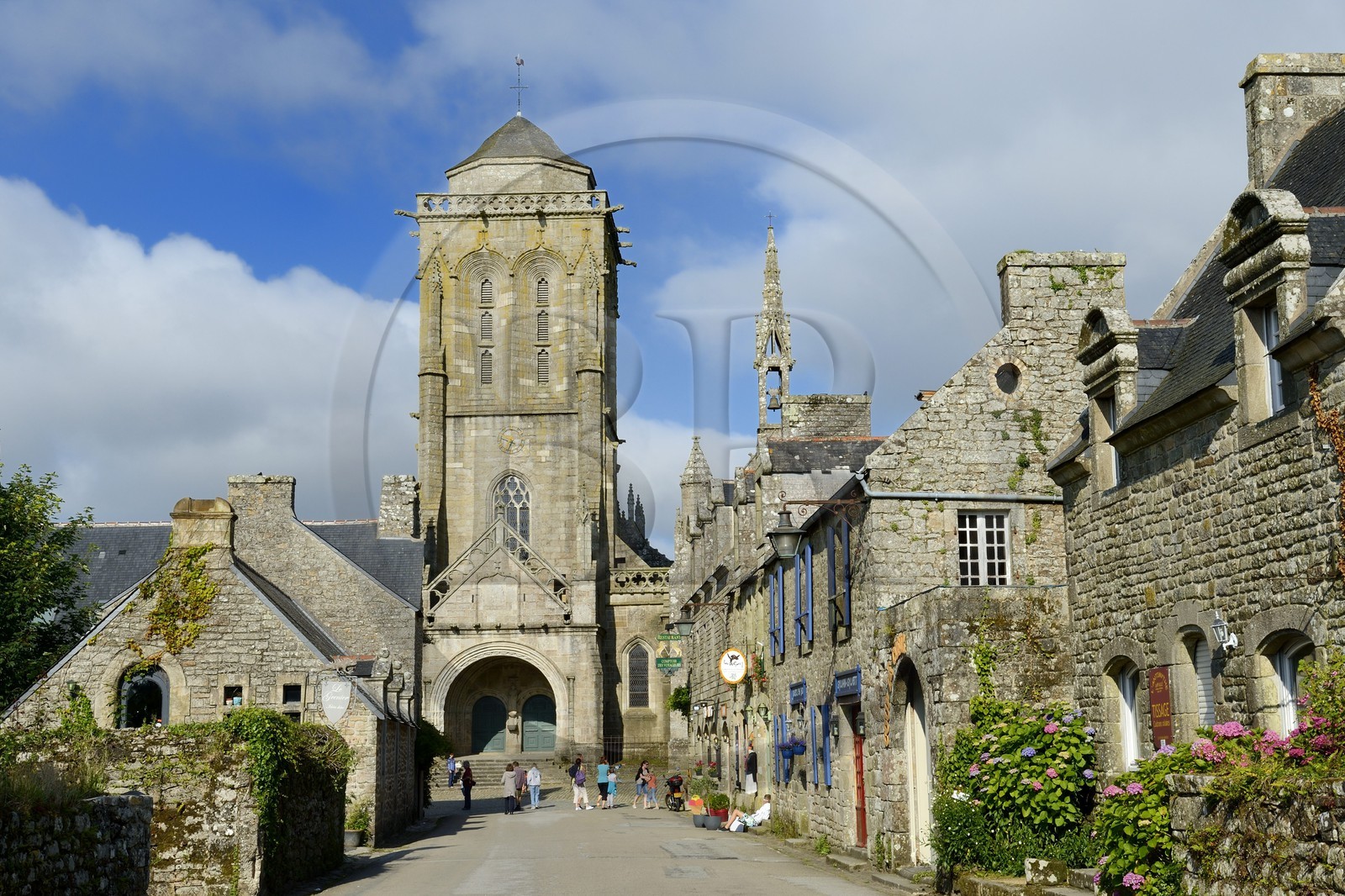 France, Finistère (29), Locronan, labellisé Les Plus Beaux Villages de France, église Saint-Ronan au bout de la rue du prieuré
