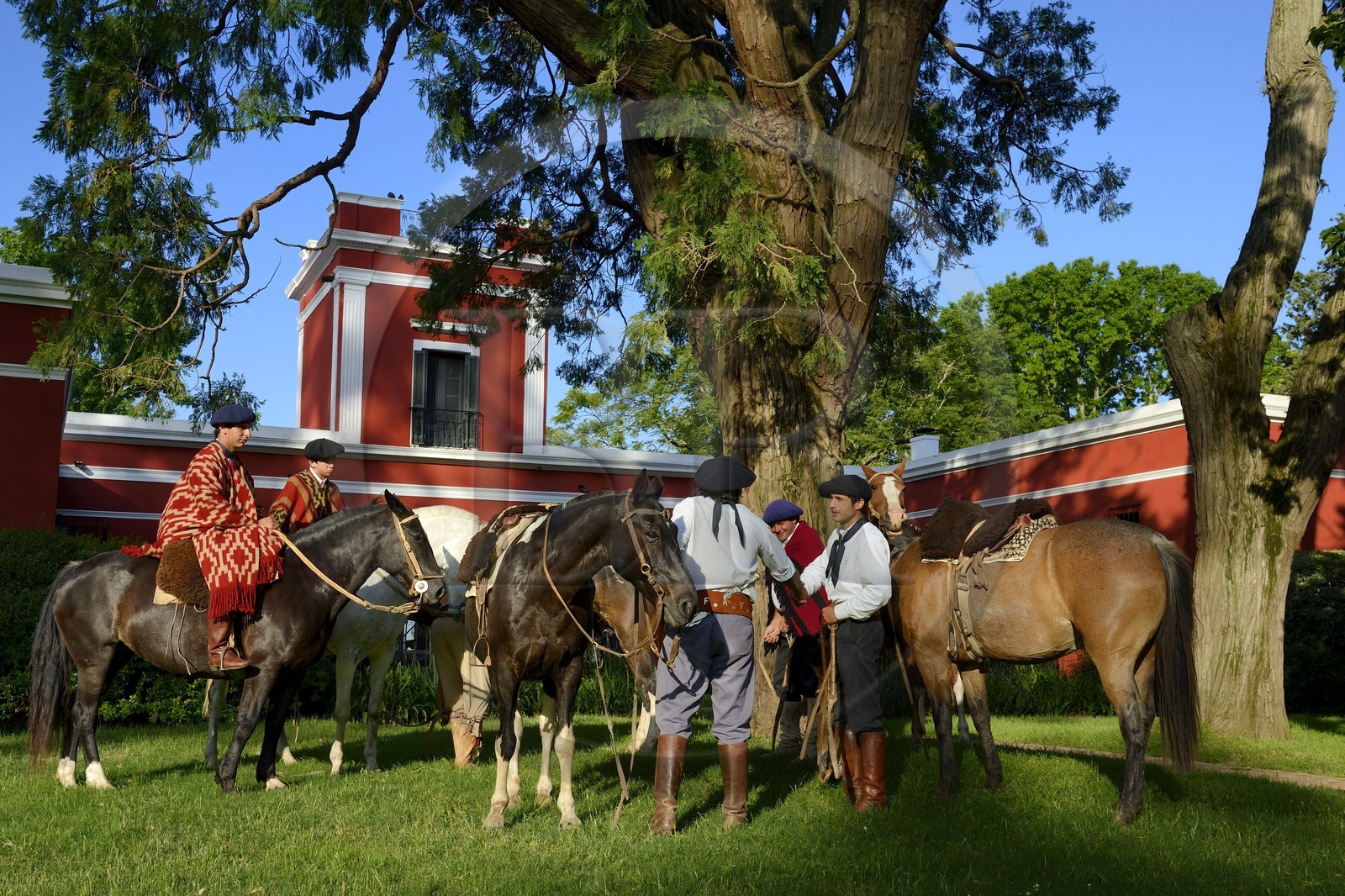 Argentine, province de Buenos Aires, San Antonio de Areco, groupe de gauchos à cheval devant l'estancia La Bamba de Areco