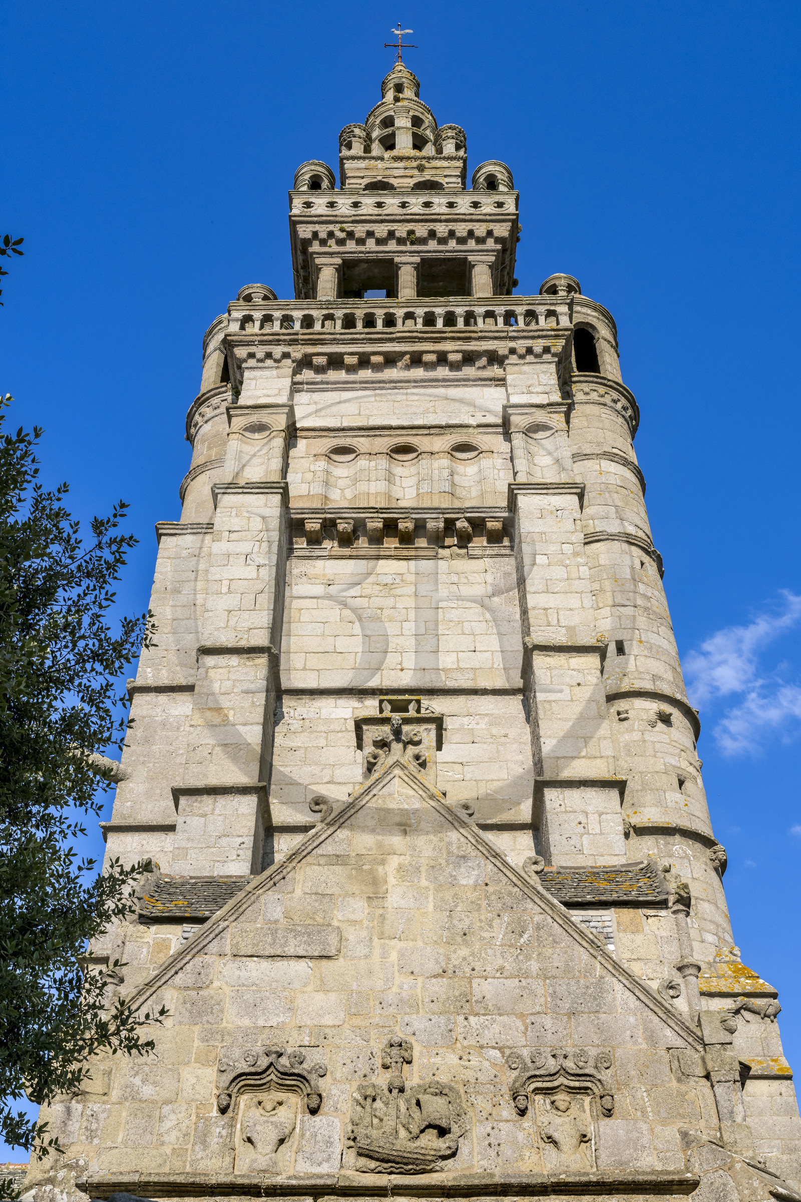 France, Finistère (29), Roscoff, l'église Notre-Dame de Croaz Batz, des caravelles sculptées au-dessus du tympan rappellent les donateurs