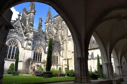 France, Charente-Maritime, Saintonge, Saintes, the cloister and Saint-Pierre cathedral in the old town
