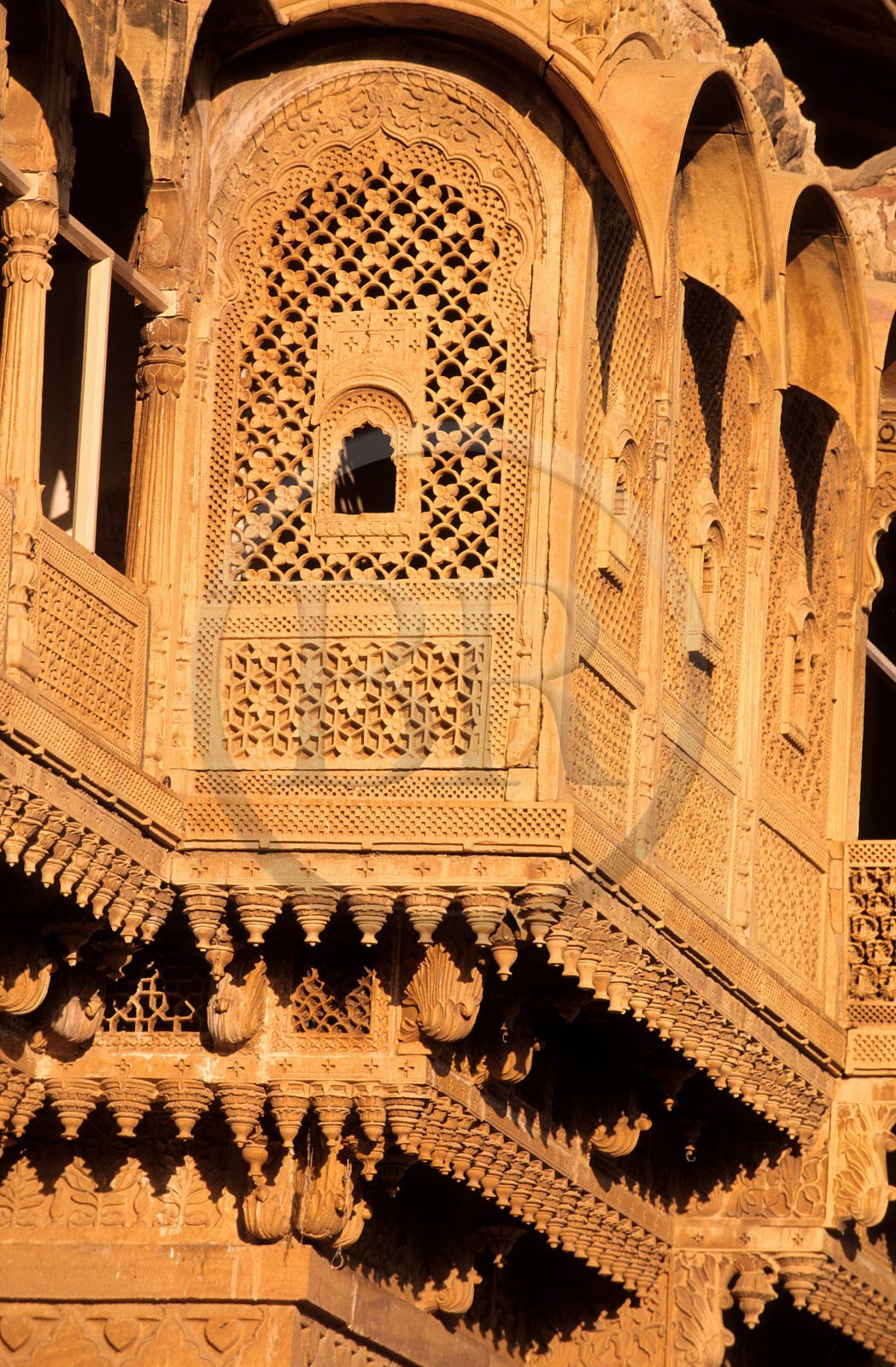Inde, état du Rajasthan, Fort de Jaisalmer, fenêtres ouvragées (jali) du Palais royal (Raj Mahal Palace)