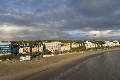 France, Charente-Maritime (17), Royan, front de mer et plage de la Grande-Conche avec le petit immeuble (en orange) La Perrinière des annnées 50 conçu par les architectes M. Barnier et J. Daugrois (vue aérienne)
