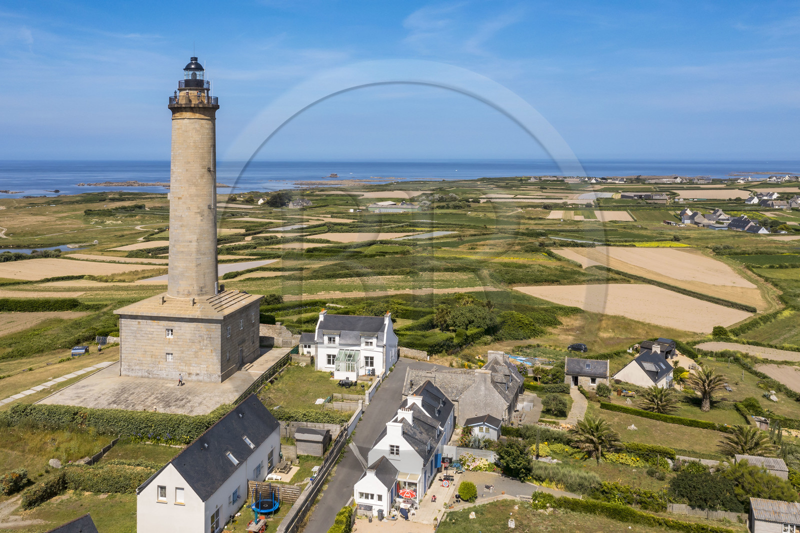 France, Finistère (29), Iles du Ponant, Ile de Batz, le phare mis en service en 1836 surplombe les champs de l'Ile (vue aérienne)