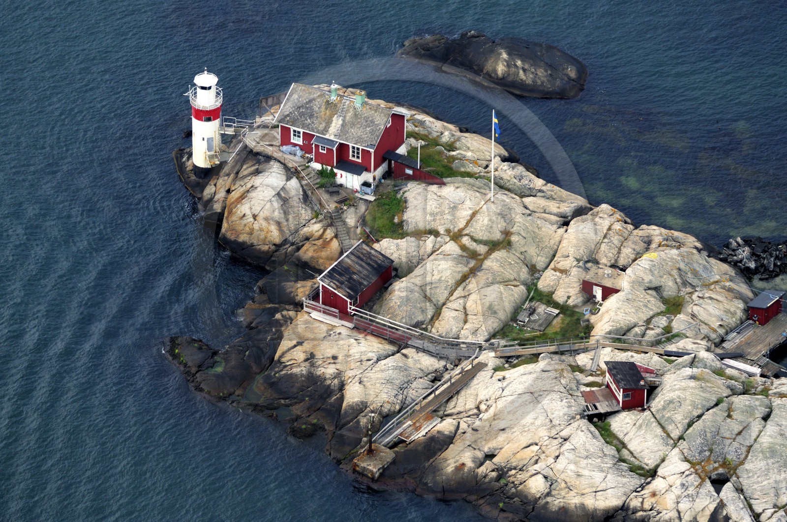 Suède, comté de Västra Götaland, archipel de Göteborg, phare (de 1886) et maison isolée sur l' Ile de Gäveskär (vue aérienne)