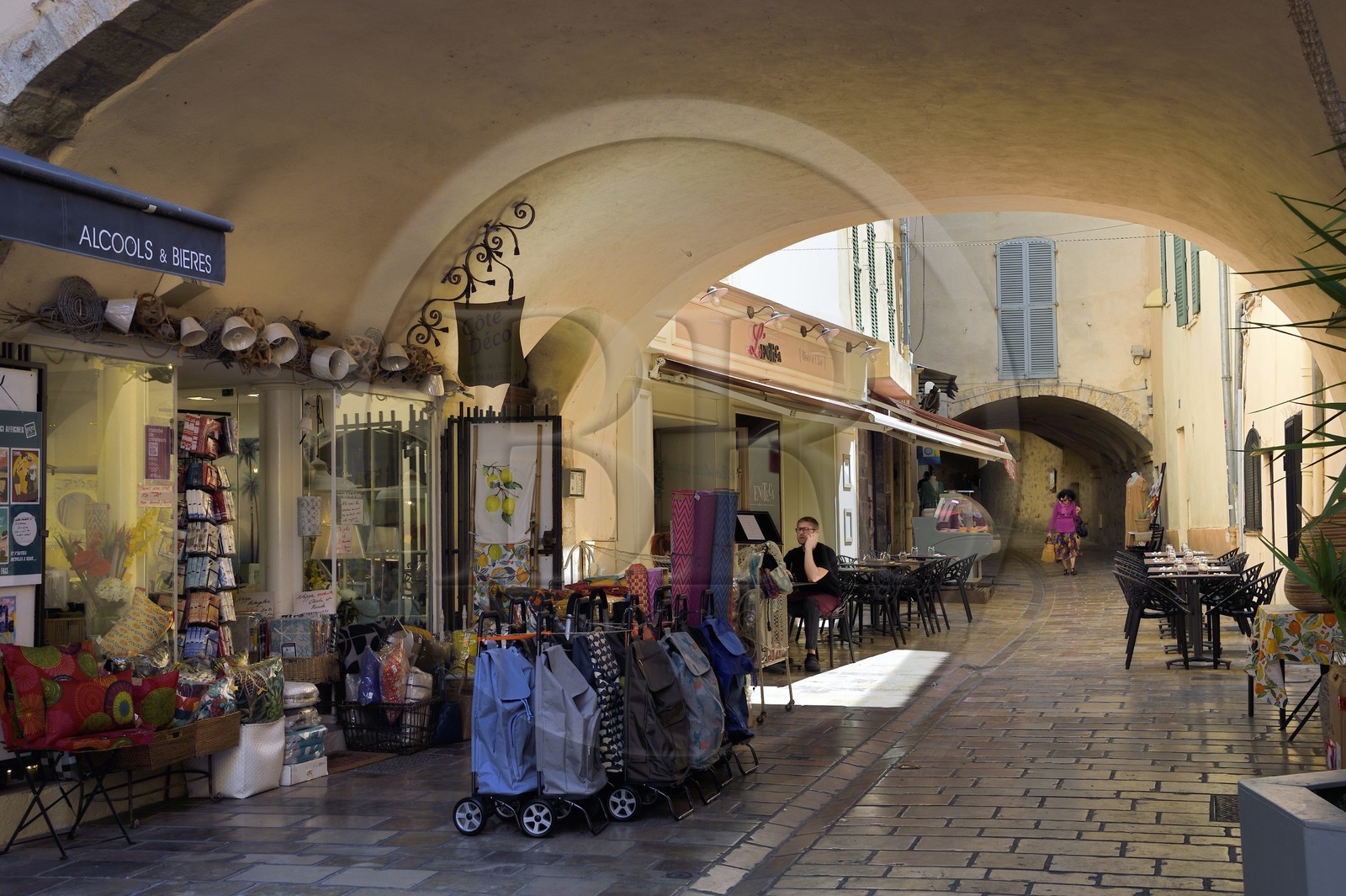 France, Var (83), Hyères, magasin sous les arcades de la rue des Porches