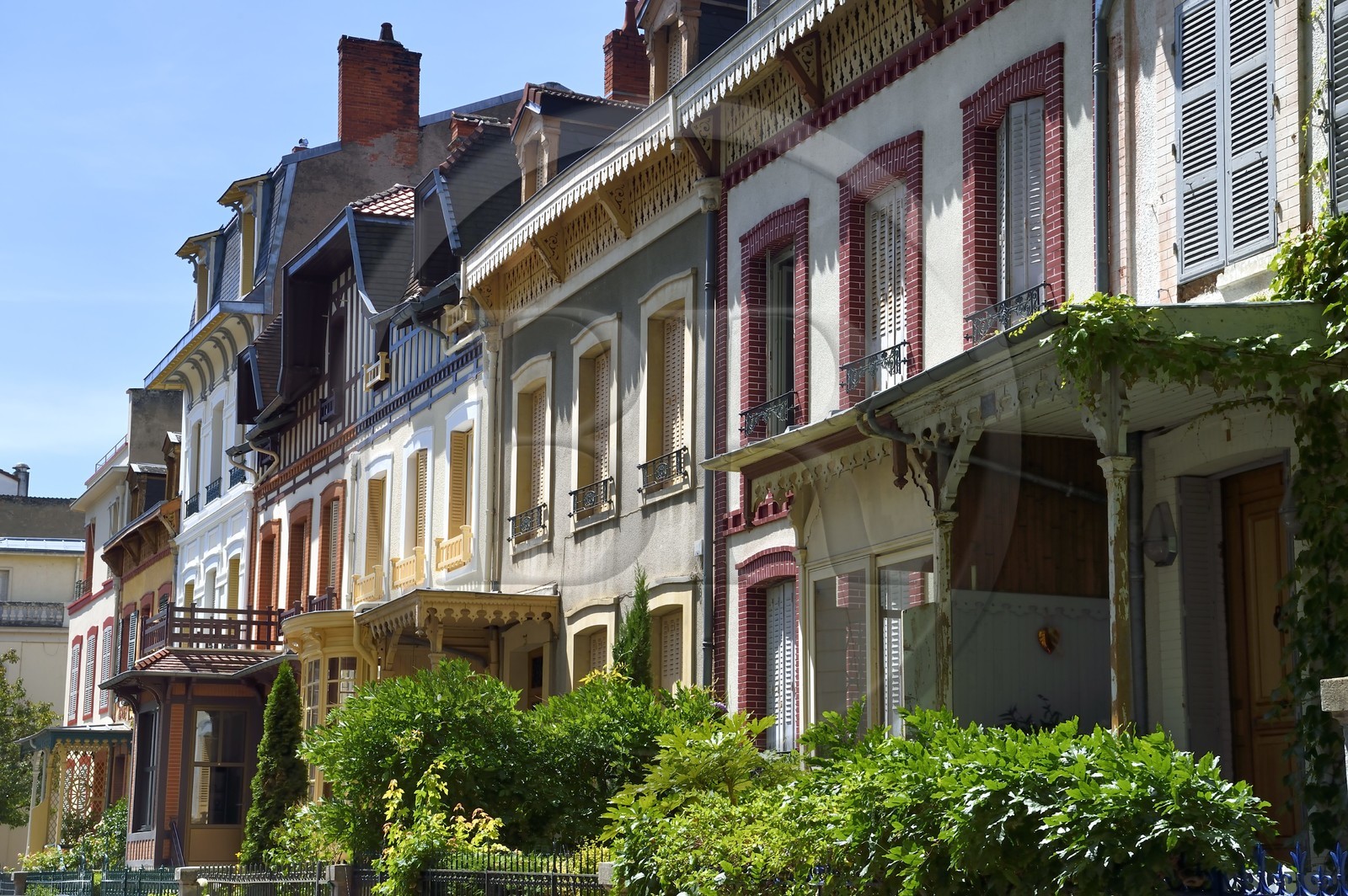 France, Allier (03), Vichy, enfilade de maisons de style anglais construitent à partir de 1963 dans la rue Alquié