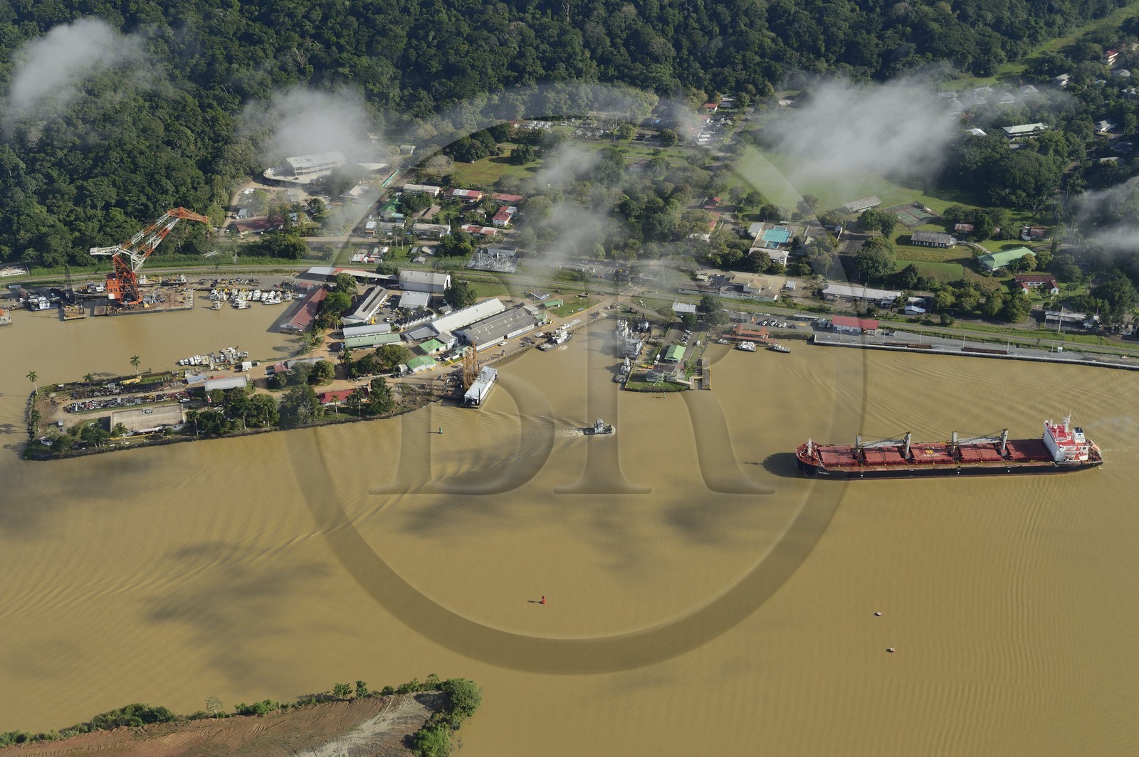 Panama, Canal de Panama à Gamboa, cargo Panamax et la grue Titan construite par l'allemagne nazie sur la gauche (vue aérienne)