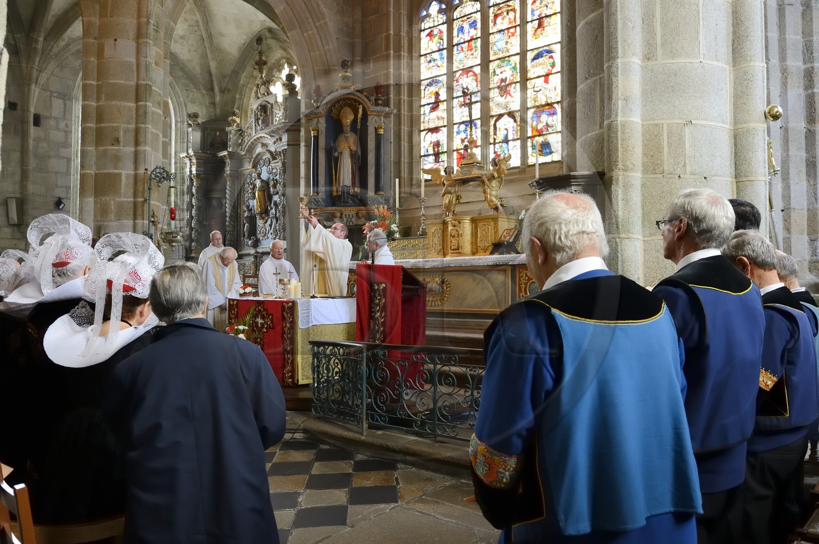 France, Finistère (29), Locronan, labellisé Les Plus Beaux Villages de France, église Saint-Ronan, cérémonie religieuse qui précède la procession de la Troménie