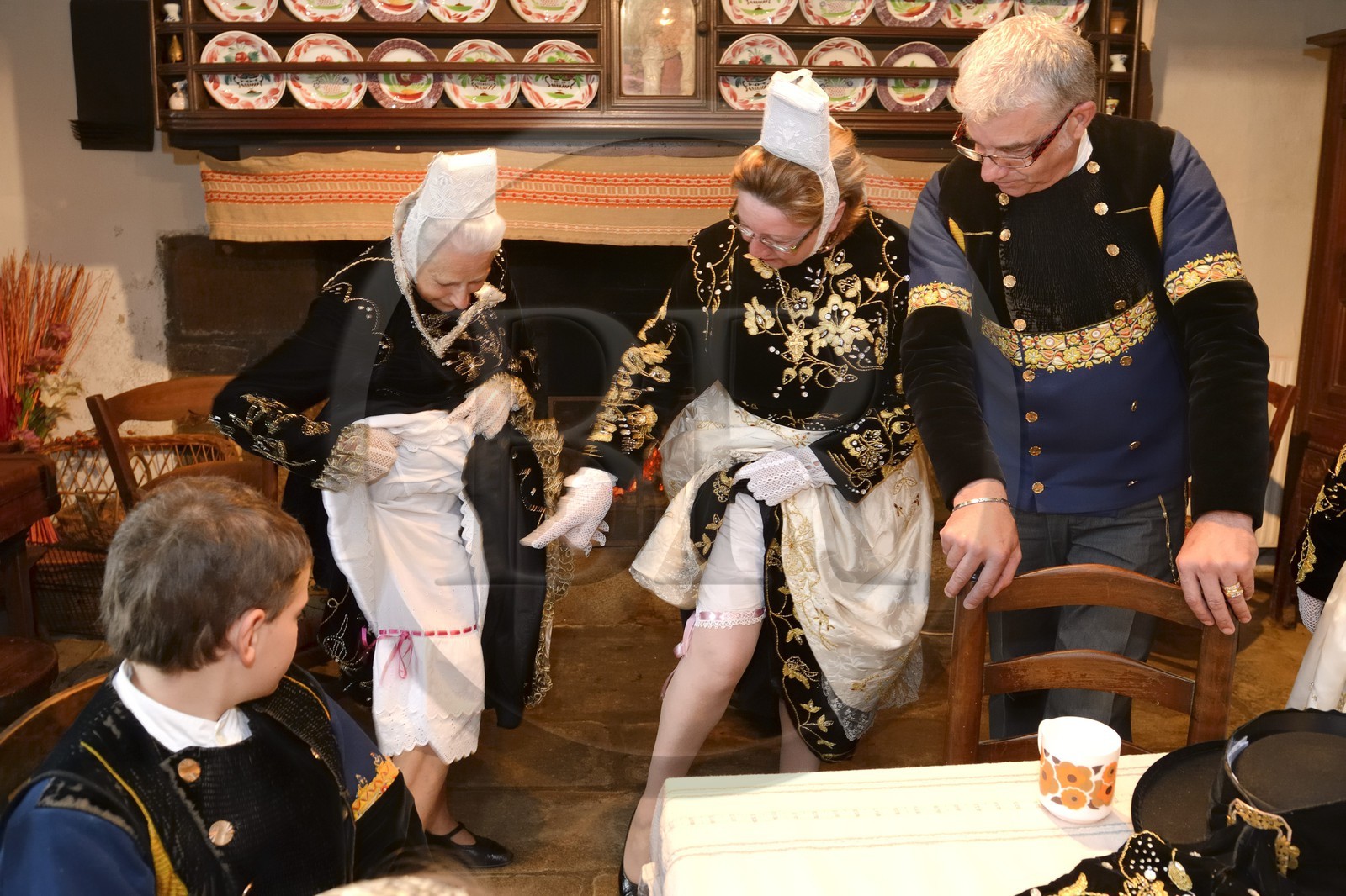 France, Finistère (29), Locronan, labellisé Les Plus Beaux Villages de France, ajustement des costumes traditionnels le matin de la procession de la petite Tromenie dans la ferme de la famille Louboutin