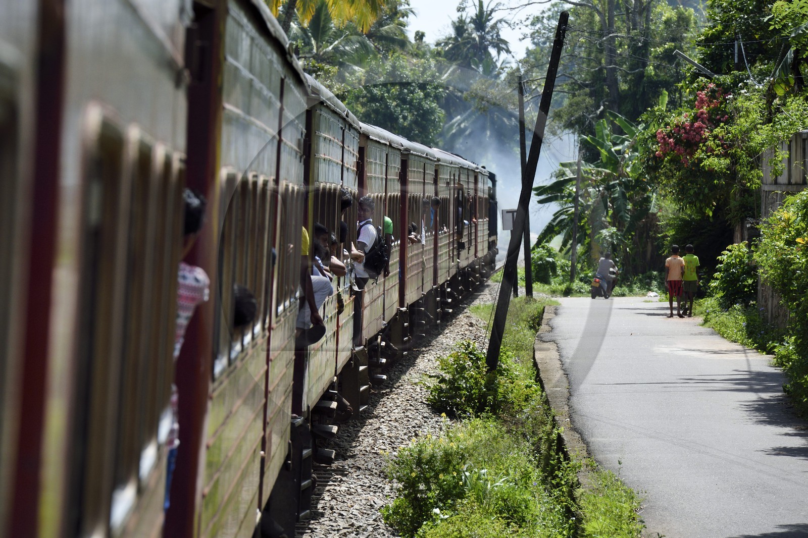 Sri Lanka, Province du Sud, train de Colombo à Galle, passagers accrochés aux portières vers Richmond Hill