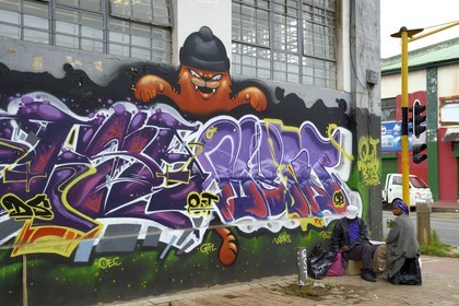 Afrique du Sud, province de Gauteng, Johannesburg, CBD (Central Business District), Newtown, peintures murales sur les murs des entrepots sous l'autoroute M1 De villiers Graaff motorway