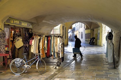 France, Var (83), Hyères, magasin sous les arcades de la rue des Porches