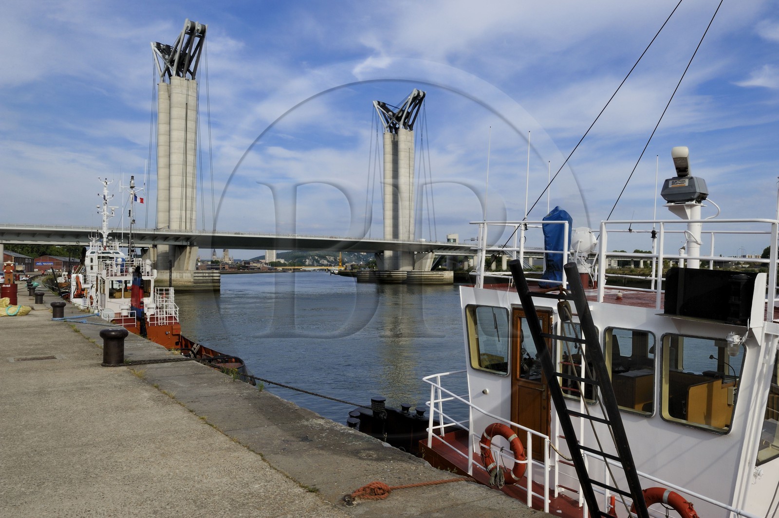 France, Seine-Maritime (76), Rouen, le pont levant Gustave Flaubert sur la Seine et le port