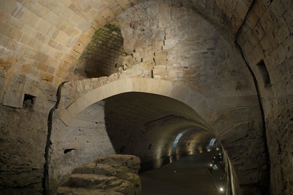 Israel, district Nord, Galilée, Acre (Akko), vieille ville, classée Patrimoine Mondial de l'UNESCO, le tunnel des Templiers long de 350 de long mène du Palais Templiers qui a été détruit en 1921 jusqu'au port d'Acre à l'est, il a été construit à la fin du 12ème siècle mais seulement découvert en 1994