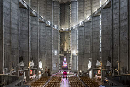 France, Charente-Maritime (17), Royan, église Notre-Dame de Royan construite de 1955 à 1958 par l'architecte Guillaume Gillet (Grand Prix de Rome), le chœur et la nef