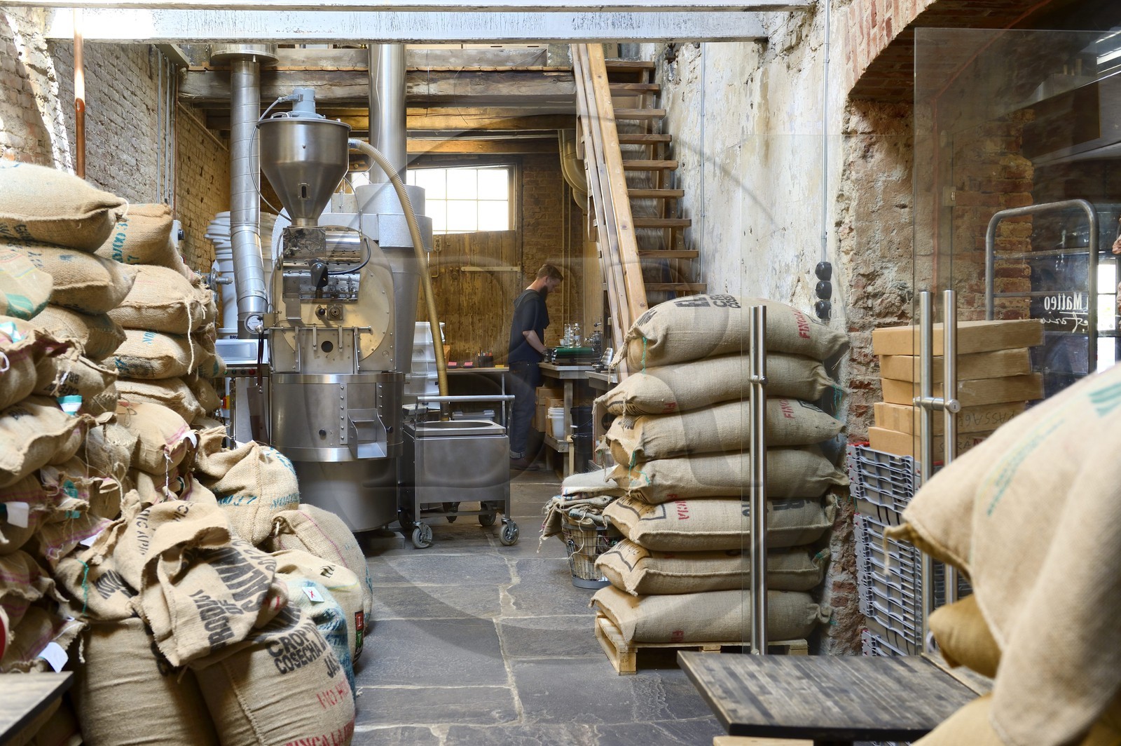 Suède, Västra Götaland, Göteborg (Gothenburg), sacs de farinne dans l'arrière boutique d'une boulangerie