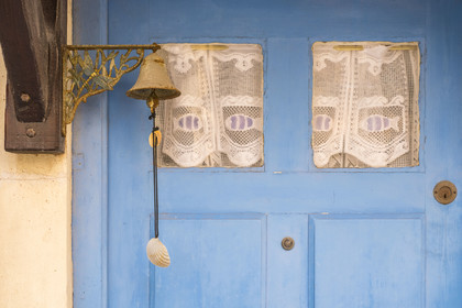 France, Hérault (34), Sète, le Quartier Haut, porte de maison et cloche dans la rue des députés