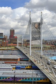 Afrique du Sud, province de Gauteng, Johannesburg, vue sur le pont Nelson Mandela qui surplombe les wagons de trains de Park Station et sur le centre-ville Central Business District depuis le quartier de Braamfontein