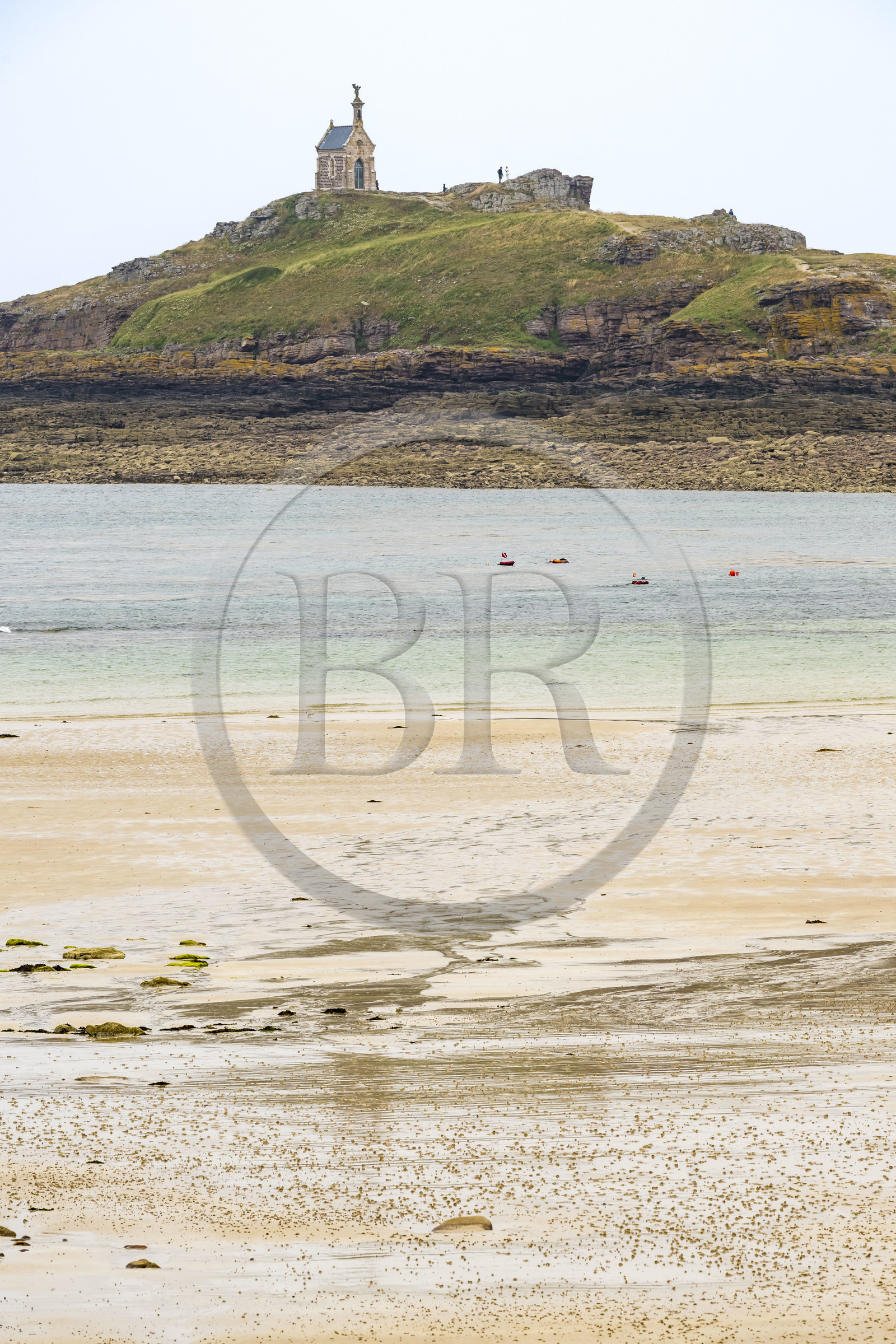 France, Côtes d'Armor (22), Grand Site de France Cap d'Erquy – Cap Fréhel, Erquy, l'Ilot Saint-Michel surmonté de la chapelle Saint-Michel vu depuis la plage Saint-Michel