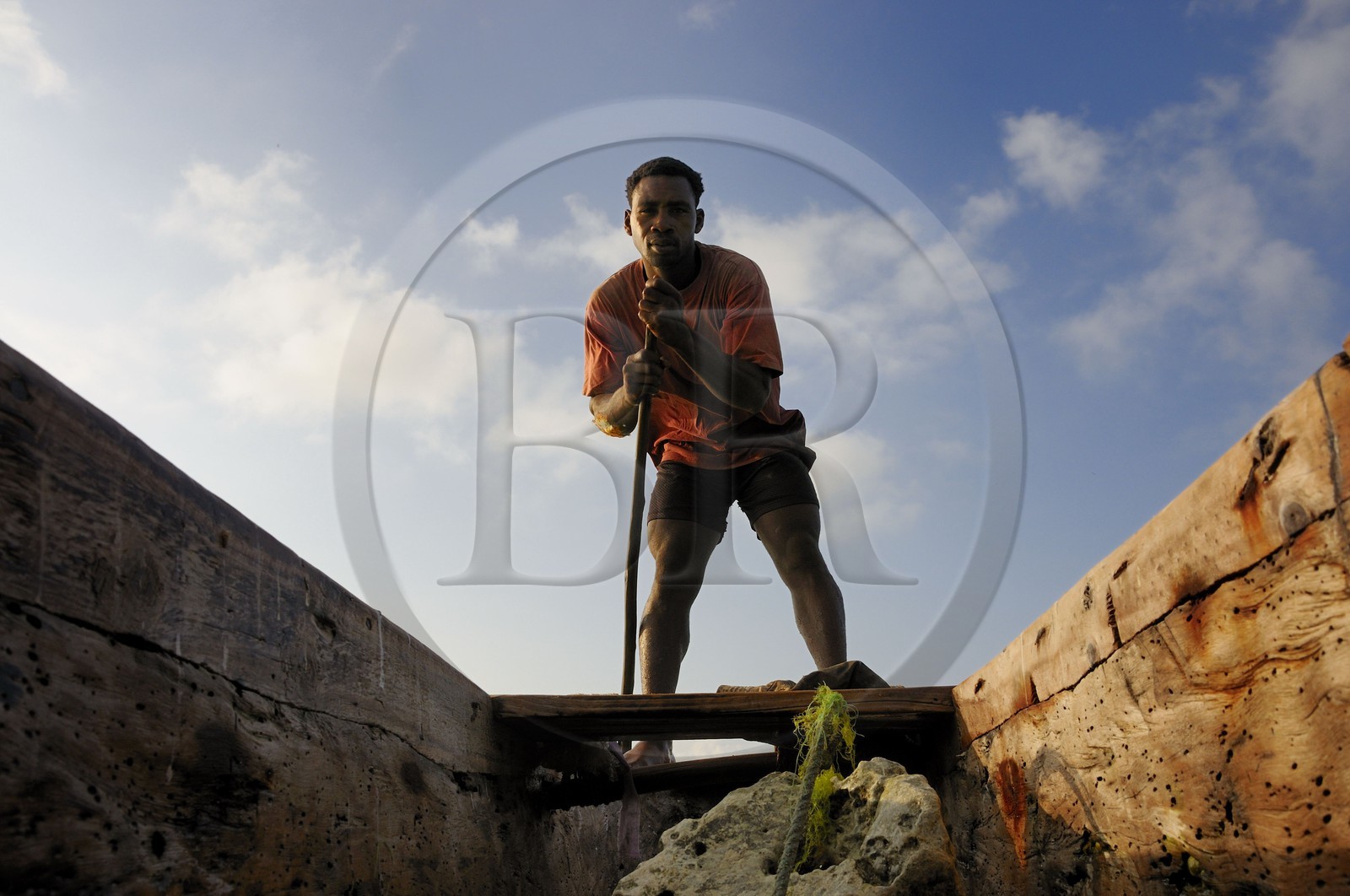 Tanzanie, archipel de Zanzibar, île de Unguja (Zanzibar), côte Sud-Est, Bwejuu, pêcheur sur un dhow (boutre traditionnel)