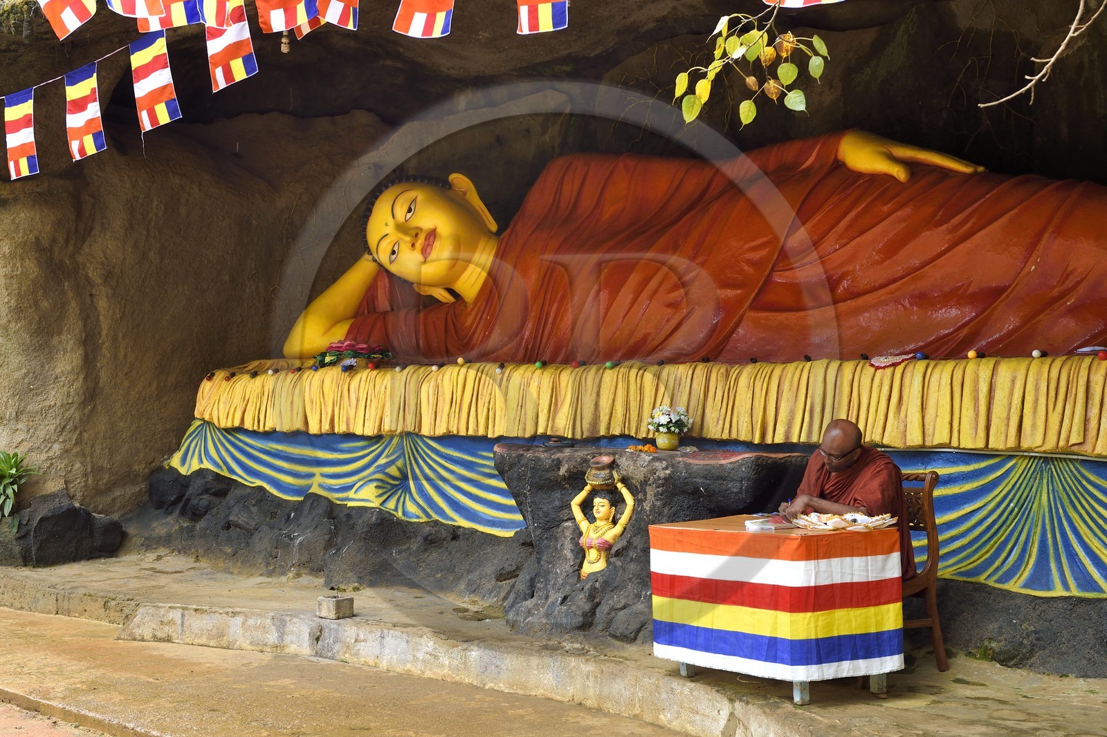 Sri Lanka, province du centre, Dalhousie, Bouddha couché sur le chemin des pélerins montant au Pic d'Adam (Adam's Peak)