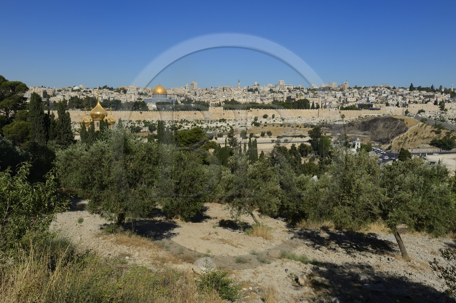 Israel, Jérusalem, ville sainte, vieille-ville classée Patrimoine Mondial de l'UNESCO, le Dôme du Rocher sur l'esplanade des Mosquées (Haram el-Sharif) et l'église orthodoxe russe Sainte-Marie-Madeleine sur les pentes du Mont des Oliviers