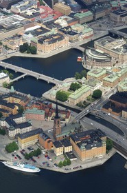 Suède, Stockholm, ile de Gamla Stan (vieille ville), Ile des Chevaliers (Riddarholmen) et le Parlement (Riksdagshuet) en arrière plan à droite (vue aérienne)