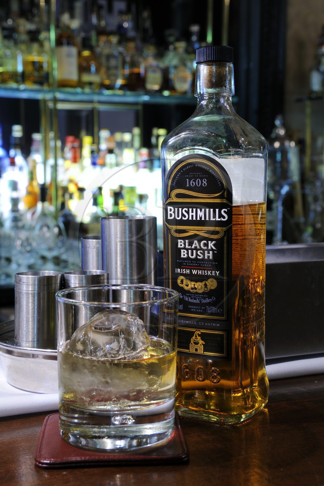 Royaume-Uni, Irlande du Nord, Belfast, le bar du Merchant Hotel dans une ancienne banque, bouteille de whisky Bushmills