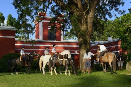 Argentine, province de Buenos Aires, San Antonio de Areco, groupe de gauchos à cheval devant l'estancia La Bamba de Areco
