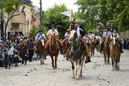 Argentine, province de Buenos Aires, San Antonio de Areco, fête du Jour de la Tradition (Dia de la Tradicion), gauchos à cheval défilant en habit traditionnel