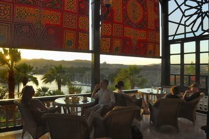 Egypte, Haute Egypte, Nubie, vallée du Nil, Assouan, la terrasse de l'hotel Old Cataract qui surplombe le Nil